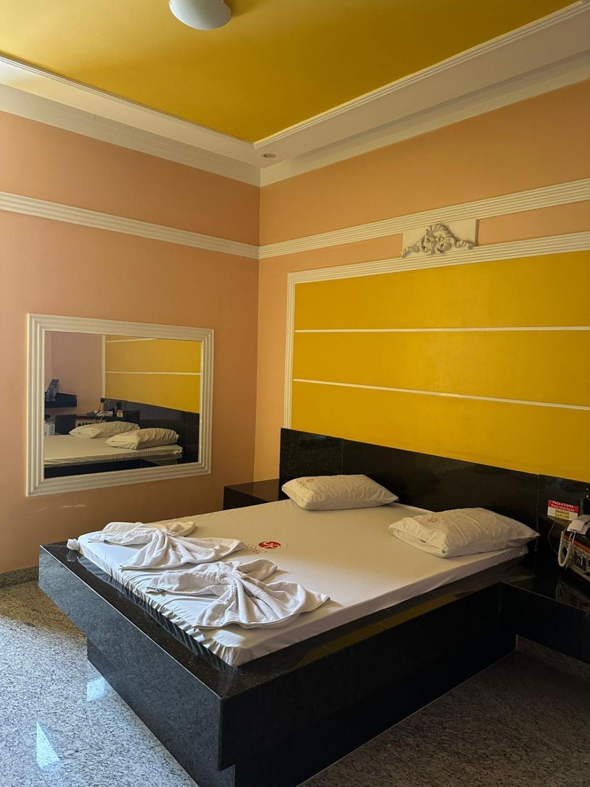 Up Stairs Motel Adults Only Betim Exteriér fotografie